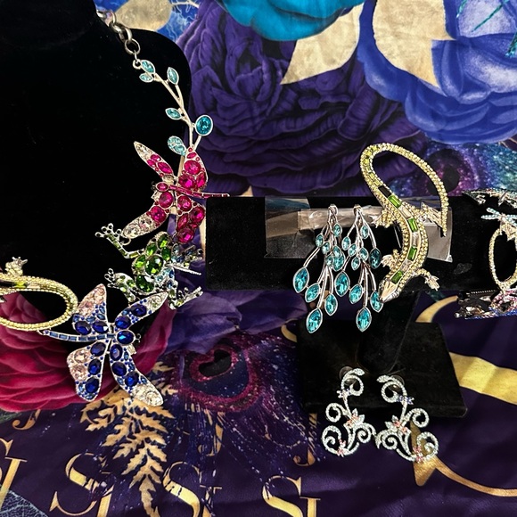 Sassy Jones Set: Necklace, 2 pairs of earrings, bracelet, brooch - Picture 4 of 10